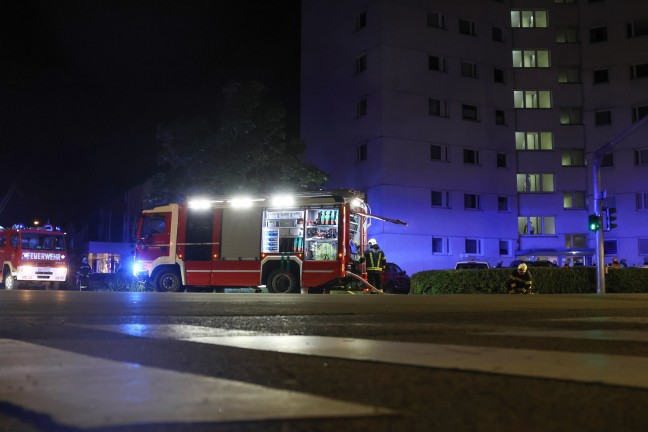 Kellerbrand: Gr��erer Einsatz dreier Feuerwehren bei Brand in einem Hochhaus in Wels-Lichtenegg