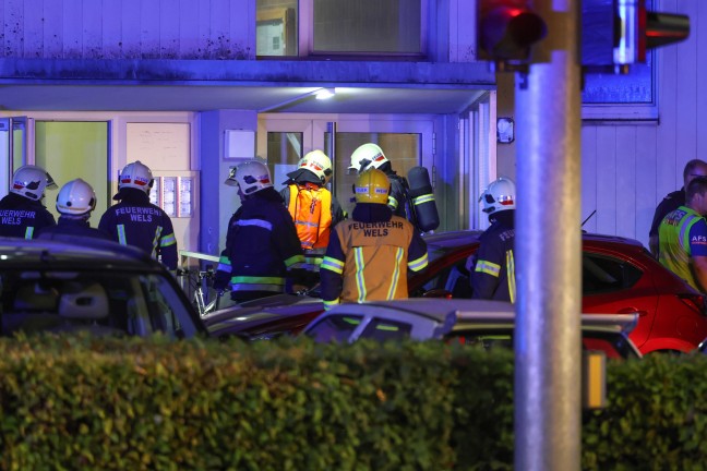 Kellerbrand: Gr��erer Einsatz dreier Feuerwehren bei Brand in einem Hochhaus in Wels-Lichtenegg