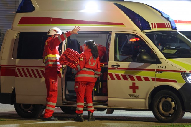 Kellerbrand: Gr��erer Einsatz dreier Feuerwehren bei Brand in einem Hochhaus in Wels-Lichtenegg