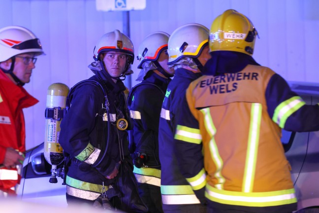 Kellerbrand: Gr��erer Einsatz dreier Feuerwehren bei Brand in einem Hochhaus in Wels-Lichtenegg