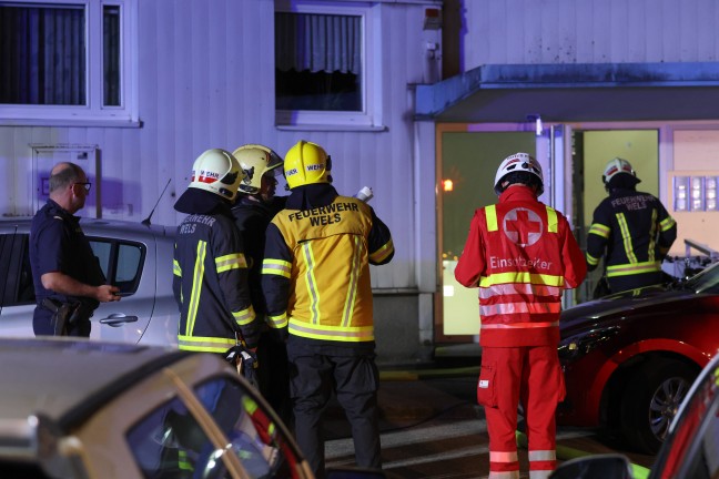 Kellerbrand: Gr��erer Einsatz dreier Feuerwehren bei Brand in einem Hochhaus in Wels-Lichtenegg