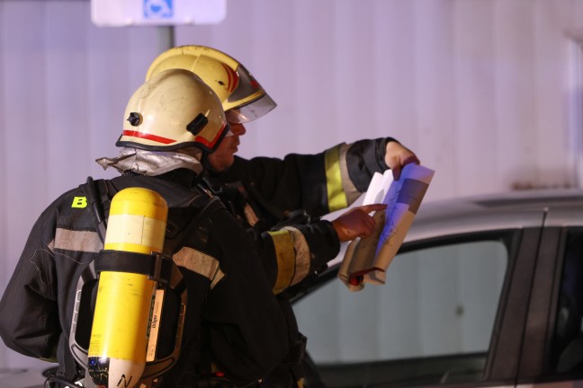 Kellerbrand: Gr��erer Einsatz dreier Feuerwehren bei Brand in einem Hochhaus in Wels-Lichtenegg