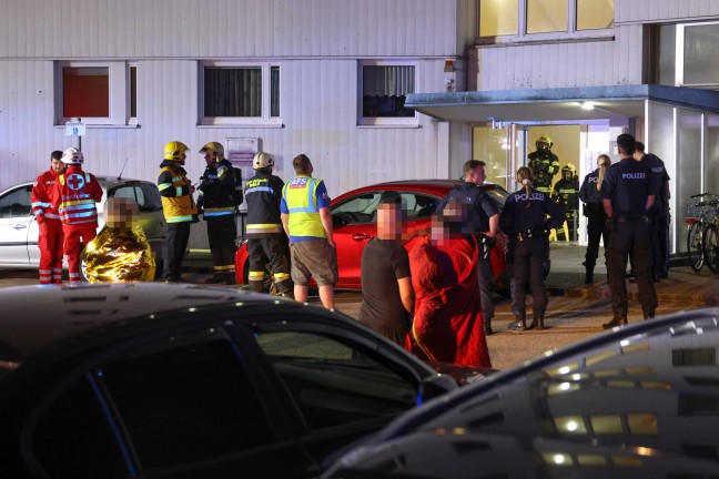 Kellerbrand: Gr��erer Einsatz dreier Feuerwehren bei Brand in einem Hochhaus in Wels-Lichtenegg