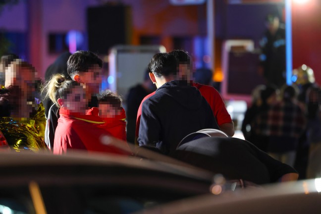 Kellerbrand: Gr��erer Einsatz dreier Feuerwehren bei Brand in einem Hochhaus in Wels-Lichtenegg