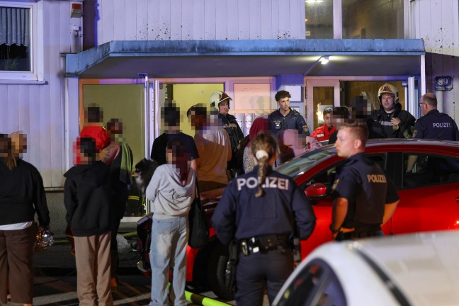 Kellerbrand: Gr��erer Einsatz dreier Feuerwehren bei Brand in einem Hochhaus in Wels-Lichtenegg