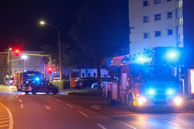 Kellerbrand: Gr��erer Einsatz dreier Feuerwehren bei Brand in einem Hochhaus in Wels-Lichtenegg