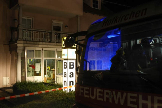 Bankomatsprengung: Feuerwehr- und Polizeieinsatz bei Bankfiliale in Hofkirchen im Traunkreis