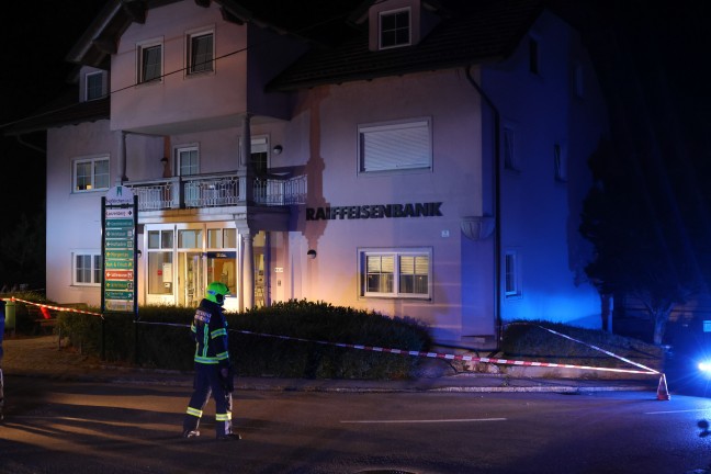 Bankomatsprengung: Feuerwehr- und Polizeieinsatz bei Bankfiliale in Hofkirchen im Traunkreis
