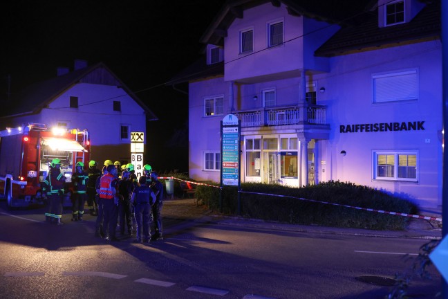 Bankomatsprengung: Feuerwehr- und Polizeieinsatz bei Bankfiliale in Hofkirchen im Traunkreis