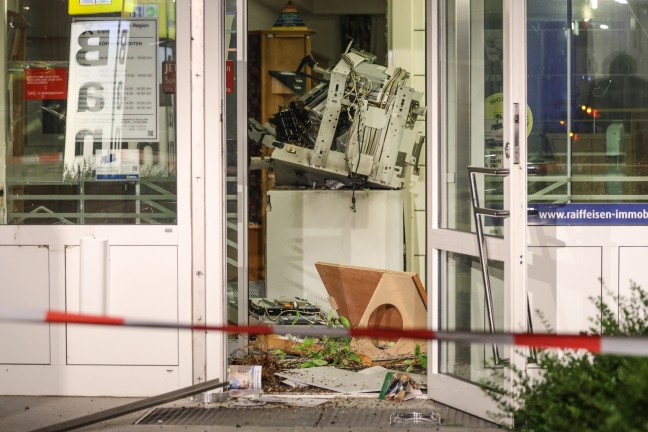 Bankomatsprengung: Feuerwehr- und Polizeieinsatz bei Bankfiliale in Hofkirchen im Traunkreis