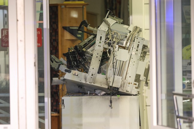Bankomatsprengung: Feuerwehr- und Polizeieinsatz bei Bankfiliale in Hofkirchen im Traunkreis