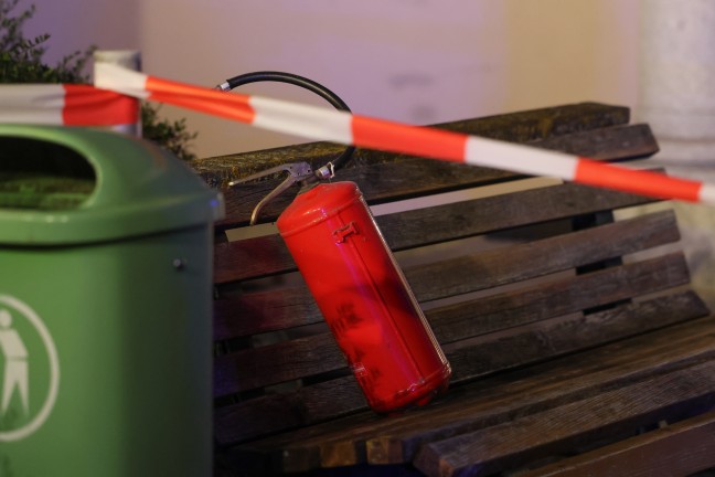 Bankomatsprengung: Feuerwehr- und Polizeieinsatz bei Bankfiliale in Hofkirchen im Traunkreis