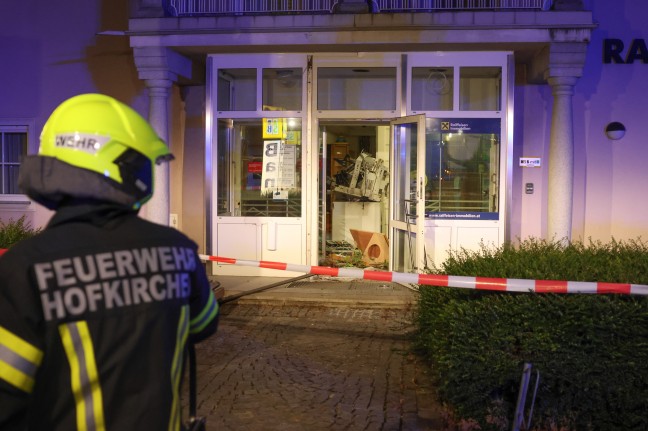 Bankomatsprengung: Feuerwehr- und Polizeieinsatz bei Bankfiliale in Hofkirchen im Traunkreis