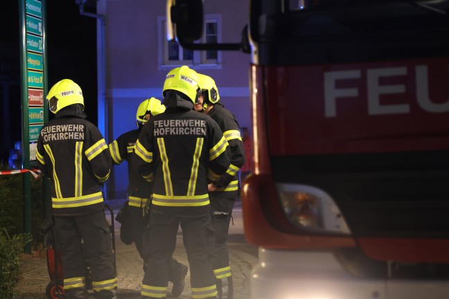Bankomatsprengung: Feuerwehr- und Polizeieinsatz bei Bankfiliale in Hofkirchen im Traunkreis
