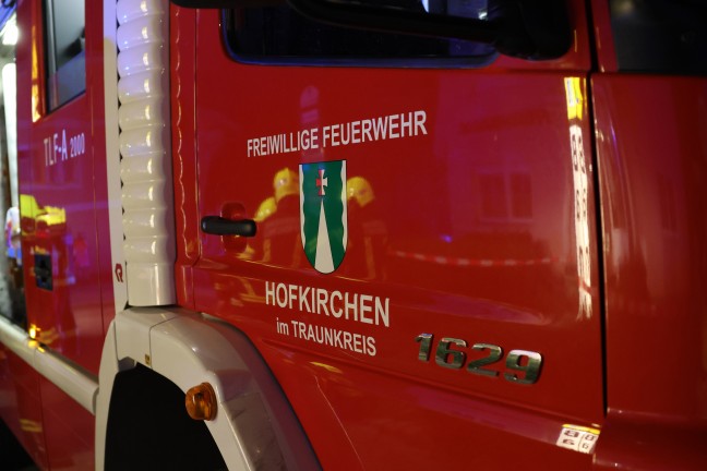 Bankomatsprengung: Feuerwehr- und Polizeieinsatz bei Bankfiliale in Hofkirchen im Traunkreis