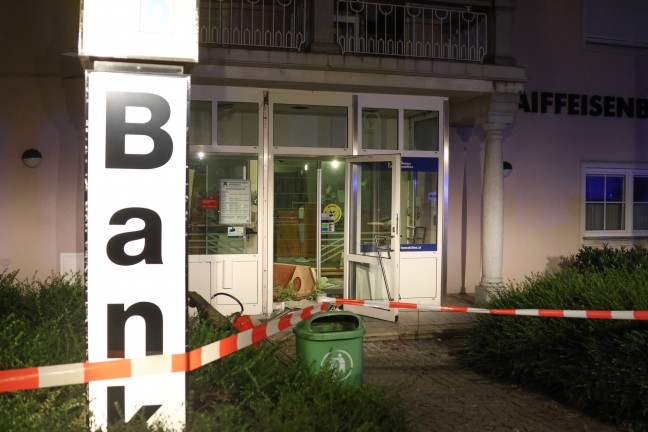 Bankomatsprengung: Feuerwehr- und Polizeieinsatz bei Bankfiliale in Hofkirchen im Traunkreis