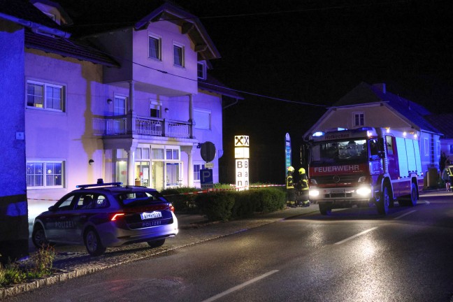 Bankomatsprengung: Feuerwehr- und Polizeieinsatz bei Bankfiliale in Hofkirchen im Traunkreis