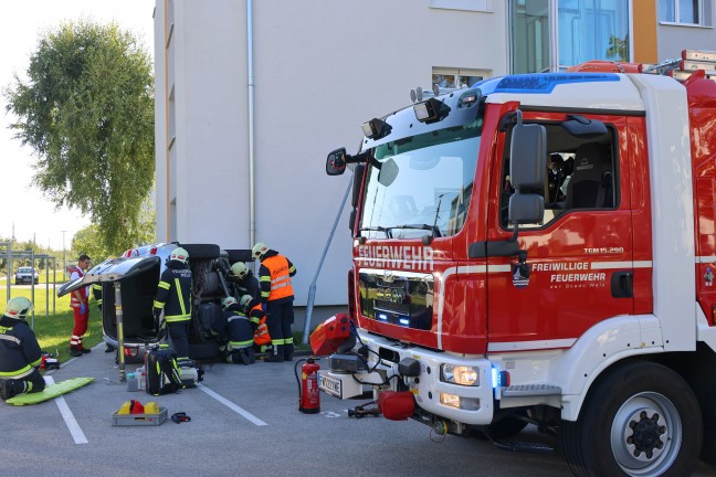 Personenrettung: Lenkerin nach Parkplatzunfall bei Wohnanlage in Wels-Vogelweide aus Auto gerettet