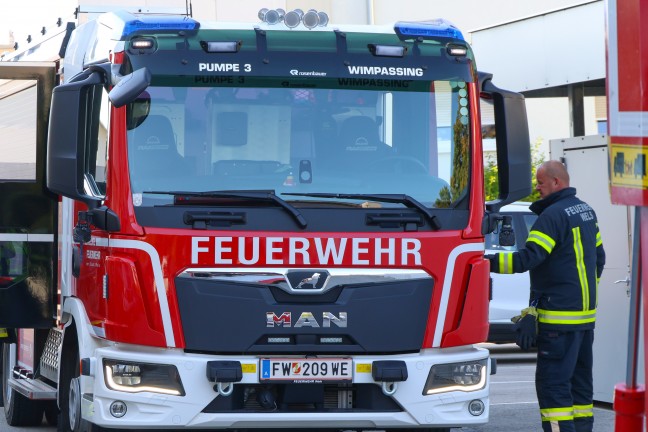 Personenrettung: Lenkerin nach Parkplatzunfall bei Wohnanlage in Wels-Vogelweide aus Auto gerettet