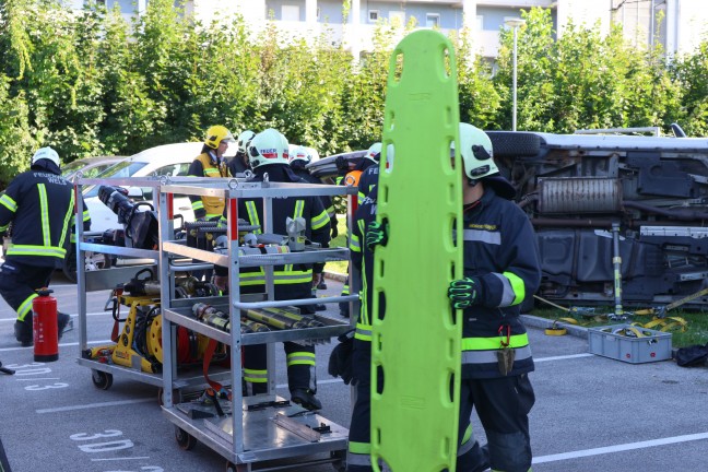 Personenrettung: Lenkerin nach Parkplatzunfall bei Wohnanlage in Wels-Vogelweide aus Auto gerettet