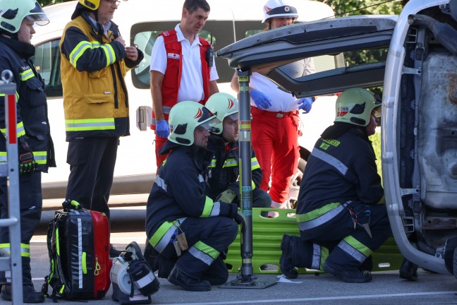 Personenrettung: Lenkerin nach Parkplatzunfall bei Wohnanlage in Wels-Vogelweide aus Auto gerettet