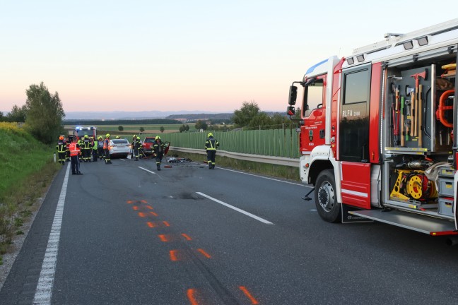 Schwerer Crash mit drei beteiligten PKW auf Steyrer Stra�e bei Dietach
