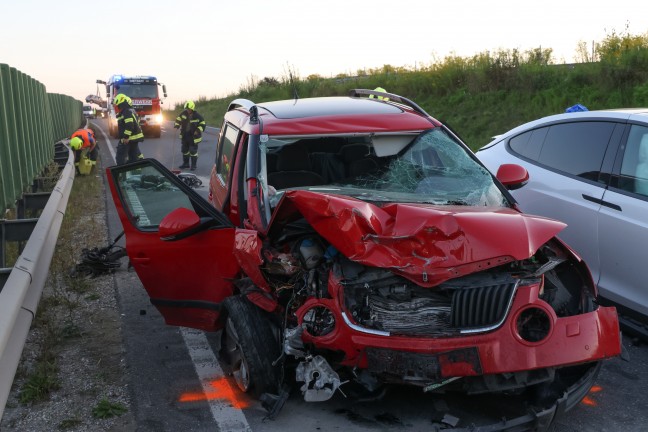 Schwerer Crash mit drei beteiligten PKW auf Steyrer Stra�e bei Dietach