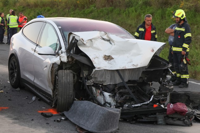 Schwerer Crash mit drei beteiligten PKW auf Steyrer Stra�e bei Dietach