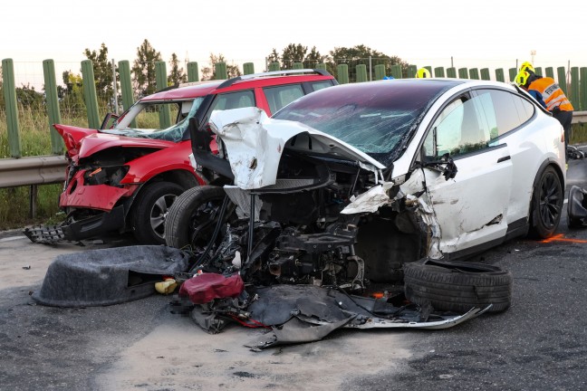 Schwerer Crash mit drei beteiligten PKW auf Steyrer Stra�e bei Dietach