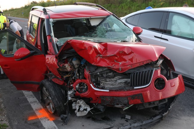 Schwerer Crash mit drei beteiligten PKW auf Steyrer Stra�e bei Dietach