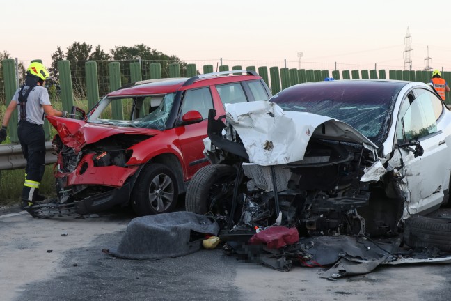 Schwerer Crash mit drei beteiligten PKW auf Steyrer Stra�e bei Dietach