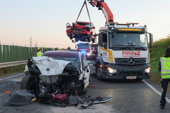 Schwerer Crash mit drei beteiligten PKW auf Steyrer Stra�e bei Dietach