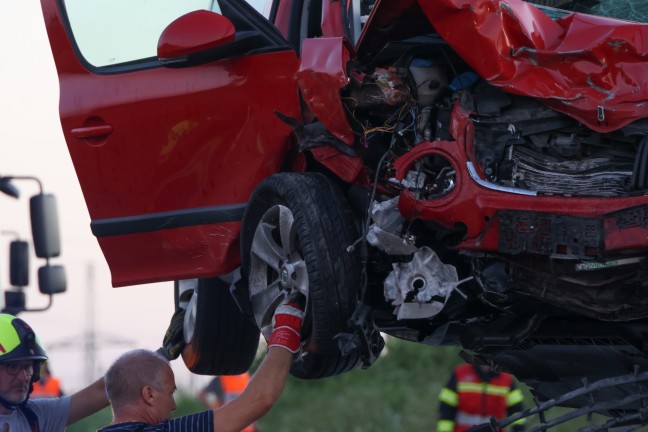Schwerer Crash mit drei beteiligten PKW auf Steyrer Stra�e bei Dietach