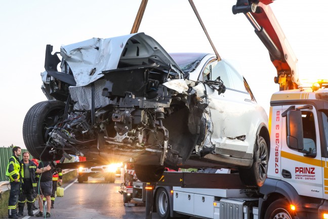 Schwerer Crash mit drei beteiligten PKW auf Steyrer Stra�e bei Dietach