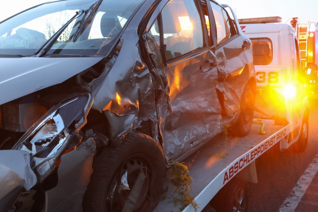 Schwerer Crash mit drei beteiligten PKW auf Steyrer Stra�e bei Dietach