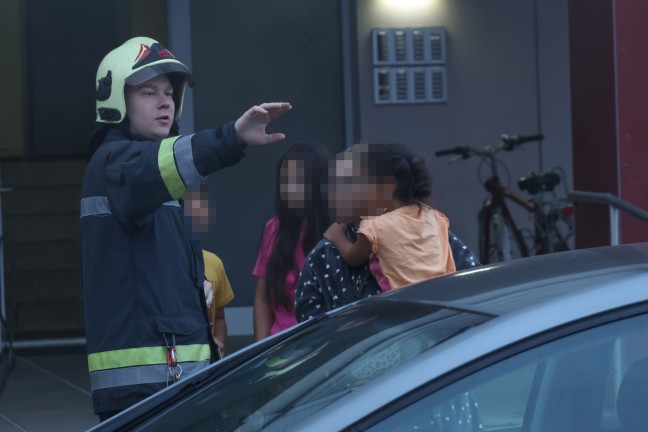 44 Personen evakuiert: Wieder gr��erer Einsatz bei Kellerbrand in einem Hochhaus in Wels-Lichtenegg