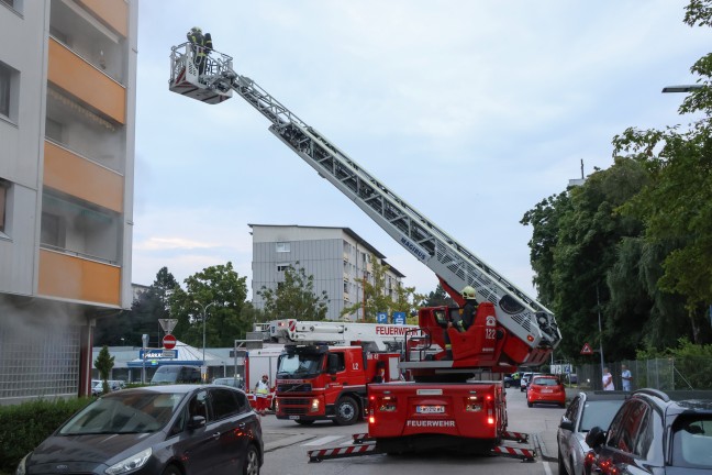 44 Personen evakuiert: Wieder gr��erer Einsatz bei Kellerbrand in einem Hochhaus in Wels-Lichtenegg