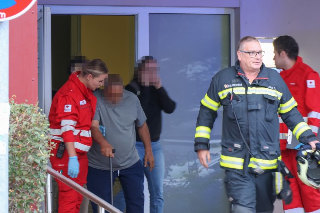 44 Personen evakuiert: Wieder gr��erer Einsatz bei Kellerbrand in einem Hochhaus in Wels-Lichtenegg