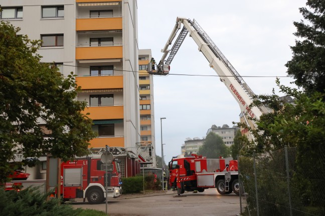 44 Personen evakuiert: Wieder gr��erer Einsatz bei Kellerbrand in einem Hochhaus in Wels-Lichtenegg