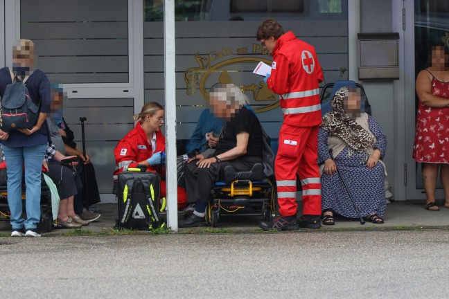 44 Personen evakuiert: Wieder gr��erer Einsatz bei Kellerbrand in einem Hochhaus in Wels-Lichtenegg