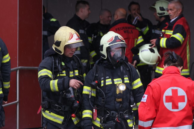 44 Personen evakuiert: Wieder gr��erer Einsatz bei Kellerbrand in einem Hochhaus in Wels-Lichtenegg