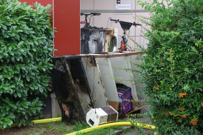 44 Personen evakuiert: Wieder gr��erer Einsatz bei Kellerbrand in einem Hochhaus in Wels-Lichtenegg