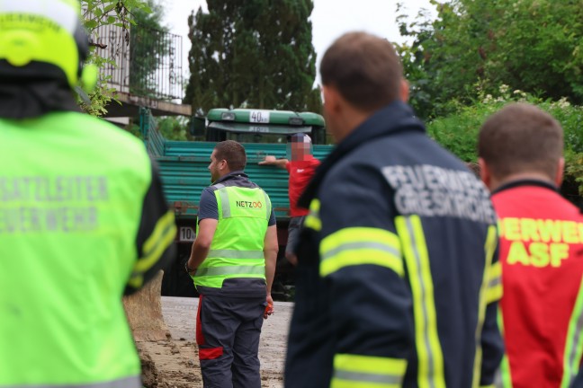Gasaustritt: Gasleitung bei Baggerarbeiten auf einem Grundst�ck in Grieskirchen besch�digt