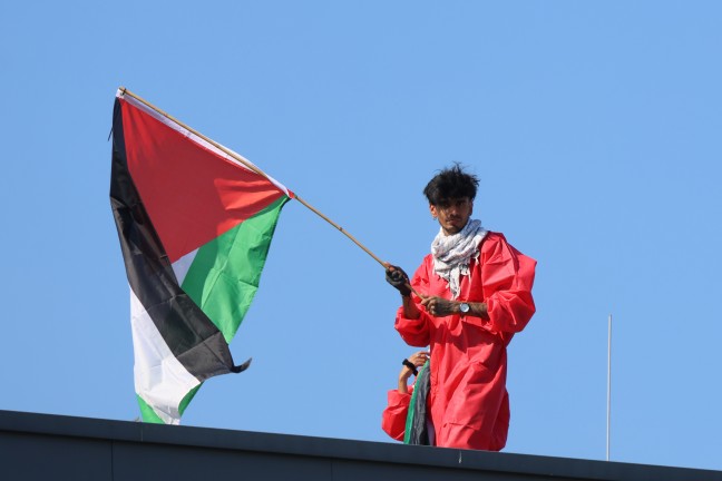 Demonstration: Kundgebung bei Unternehmen in Gunskirchen - Demonstranten auch am Firmendach
