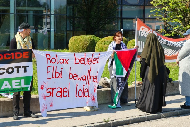 Demonstration: Kundgebung bei Unternehmen in Gunskirchen - Demonstranten auch am Firmendach