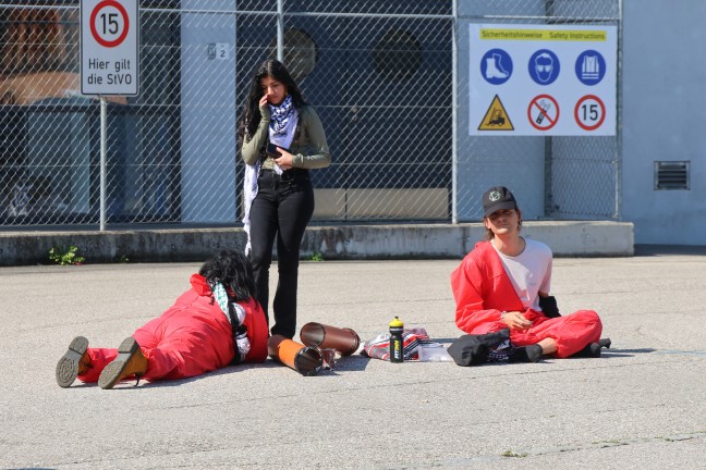 Demonstration: Kundgebung bei Unternehmen in Gunskirchen - Demonstranten auch am Firmendach