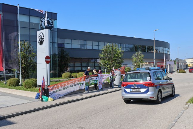 Demonstration: Kundgebung bei Unternehmen in Gunskirchen - Demonstranten auch am Firmendach