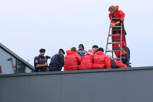 Demonstration: Kundgebung bei Unternehmen in Gunskirchen - Demonstranten auch am Firmendach