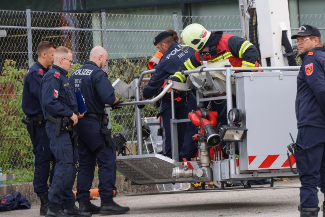 Demonstration: Kundgebung bei Unternehmen in Gunskirchen - Demonstranten auch am Firmendach