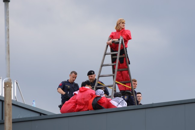 Demonstration: Kundgebung bei Unternehmen in Gunskirchen - Demonstranten auch am Firmendach